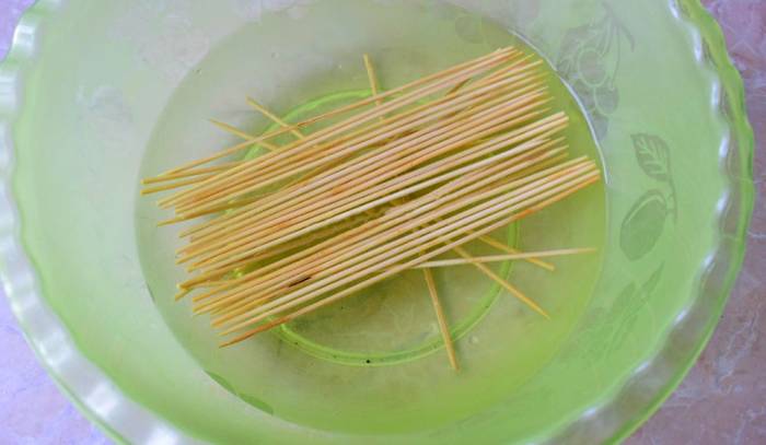 Замачивание шпажек в воде Шпажки в воде
