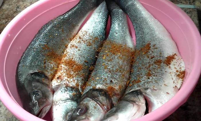 Натирание тушек сибаса специями Сибас для решётки и специи