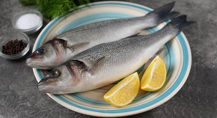 Ингредиенты для приготовления сибаса в фольге Сибас, лимон и специи