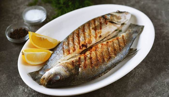 Приготовленный на сковороде-гриль сибас Сибас со сковороды-гриль