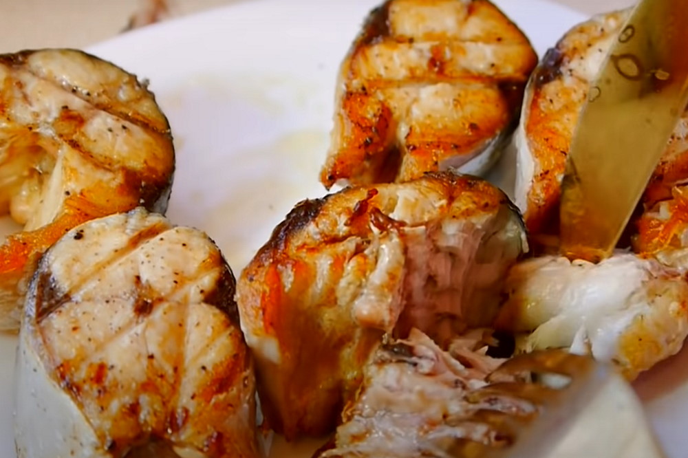 Кусочки скумбрии жаренные на решетке Кусочки скумбрии жаренные на решетке