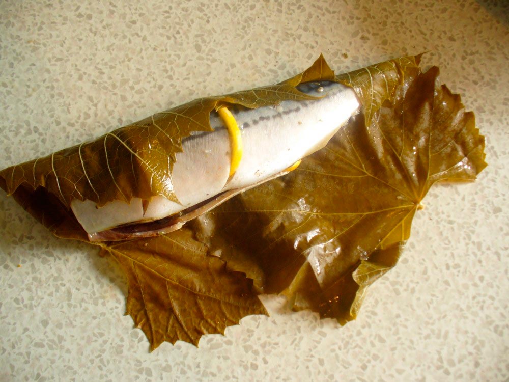 Скумбрия, запечённая в виноградных листьях Скумбрия запечённая