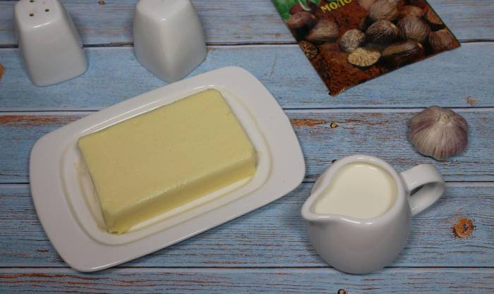 Ингредиенты для приготовления чесночного соуса Сливки, чеснок, масло и специи