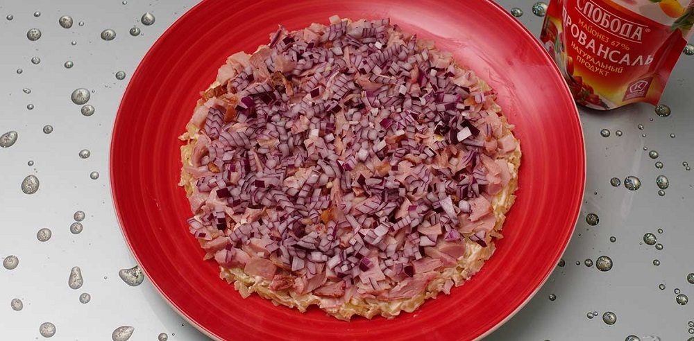 Выкладывание слоёв салата «Невеста» Слои салата «Невеста»