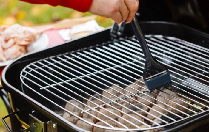 Смазывание решётки гриля растительным маслом Смазывание решётки гриля