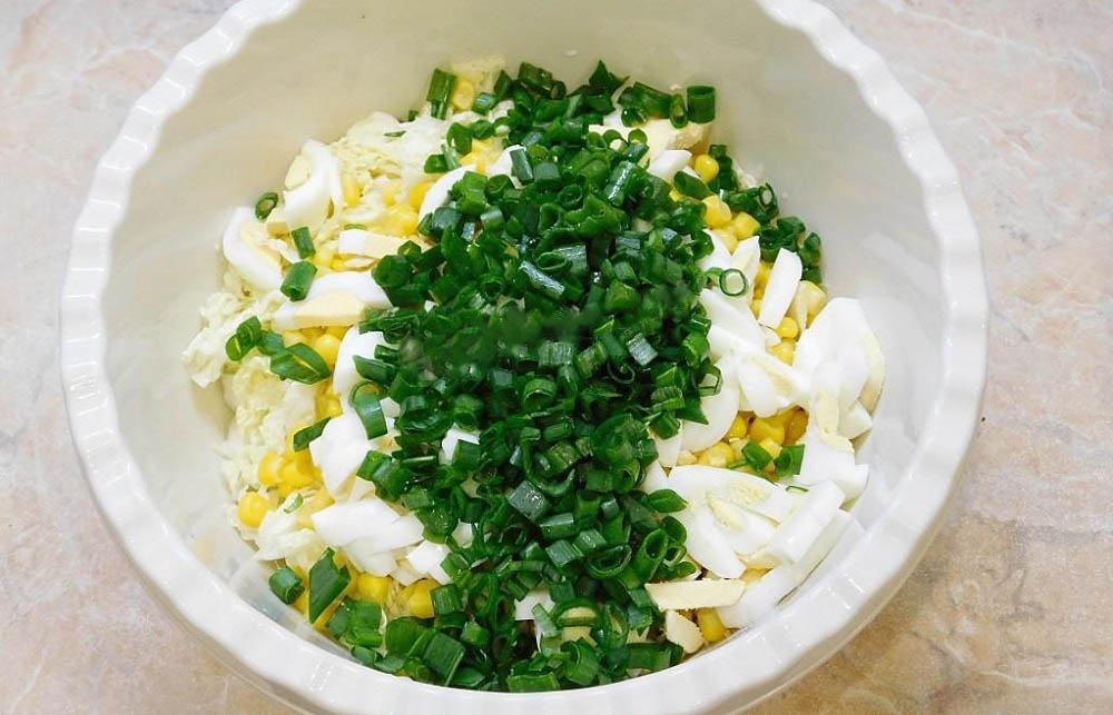 Смешивание ингредиентов салата с куриной грудкой, пекинской капустой и яйцами Смешивание нежного салата с пекинской капустой
