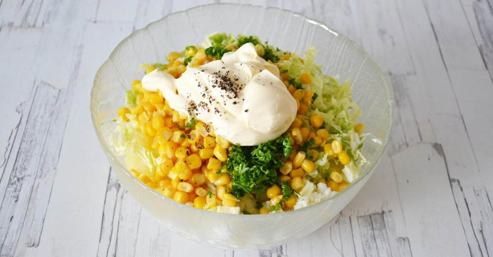 Смешивание ингредиентов салата с ананасом, курицей и пекинской капустой Смешивание салата с ананасом, курицей и капустой