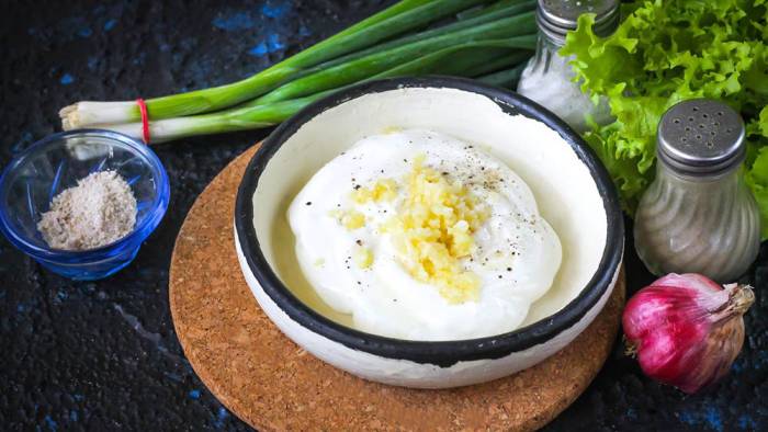 Измельчение чеснока с помощью чеснокодавки Сметана и чеснок