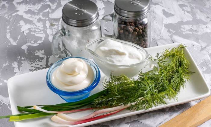 Ингредиенты для приготовления соуса для шавермы из сметаны и майонеза Сметана, майонез, чеснок и зелень