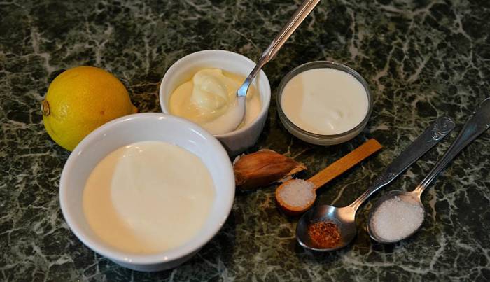 Ингредиенты для соуса из ряженки со сметаной и майонезом Сметана, майонез, ряженка, чеснок и лимон