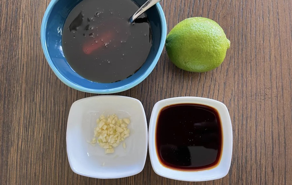 Ингредиенты для приготовления соевого маринада для сибаса Соевый соус, лайм и чеснок