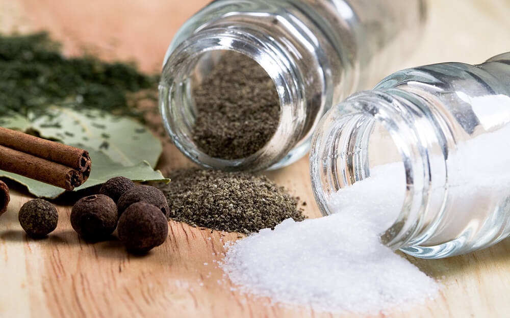 Ингредиенты для сухой засолки наваги Соль и молотый перец