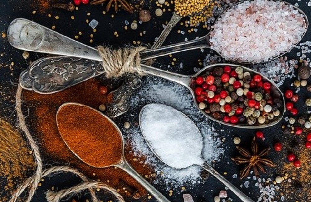 Соль, сахар и различные специи В чайных ложках соль, сахар, специи