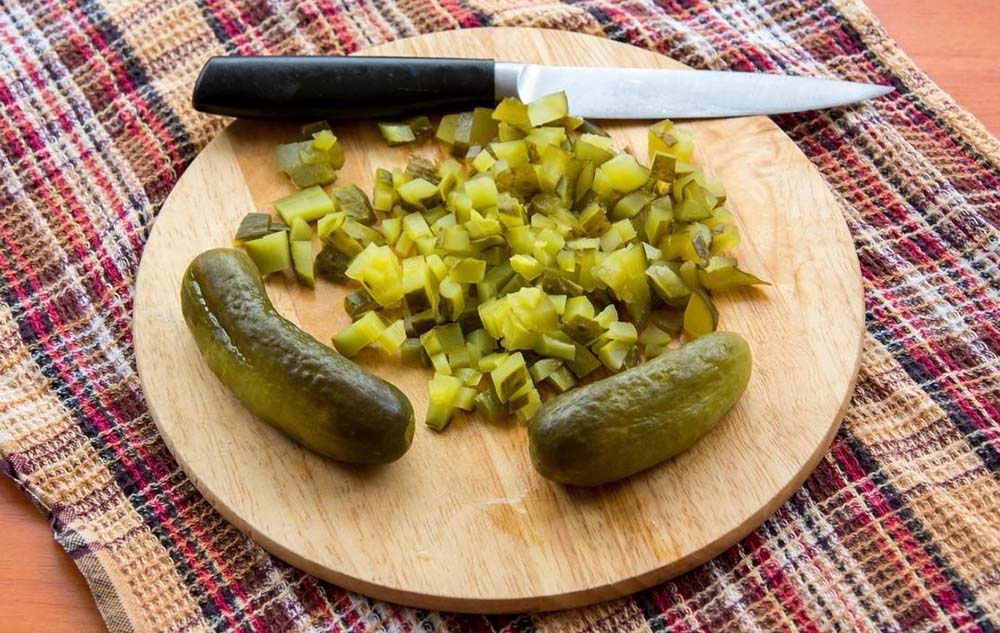 Нарезание маринованного огурца для соуса Солёный огурец для соуса