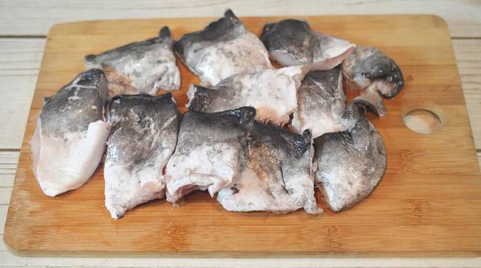 Нарезанный на стейки сом Сом для шампуров