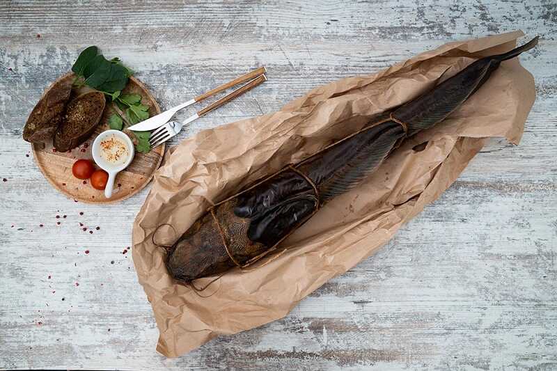 Сом, приготовленный методом горячего копчения Сом горячего копчения