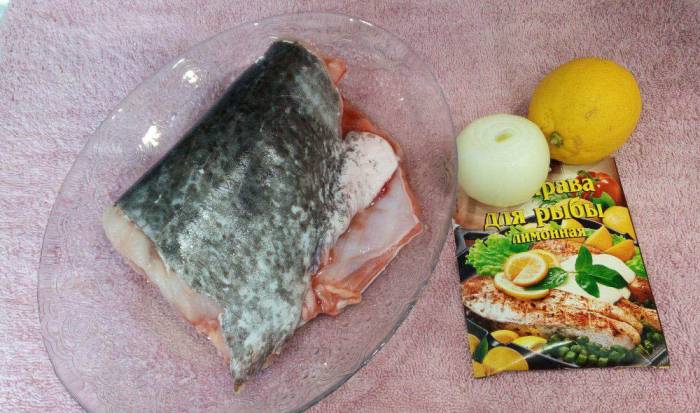 Ингредиенты для приготовления лимонного маринада Сом, лимон и лук