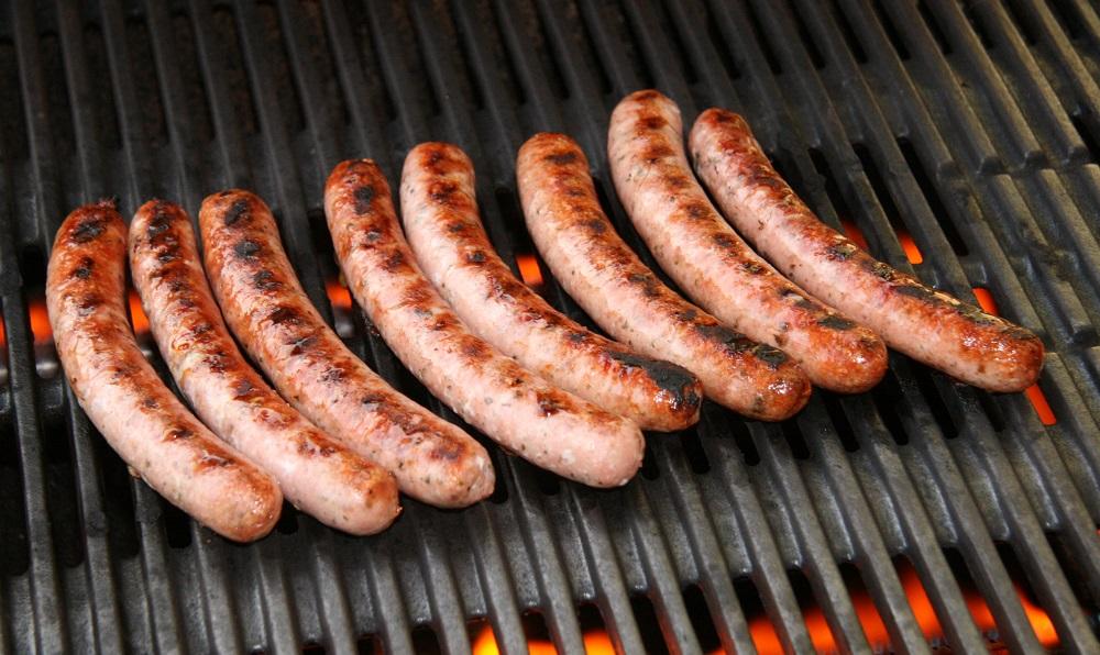 Приготовление сосисок на угольном гриле Сосиски на гриле