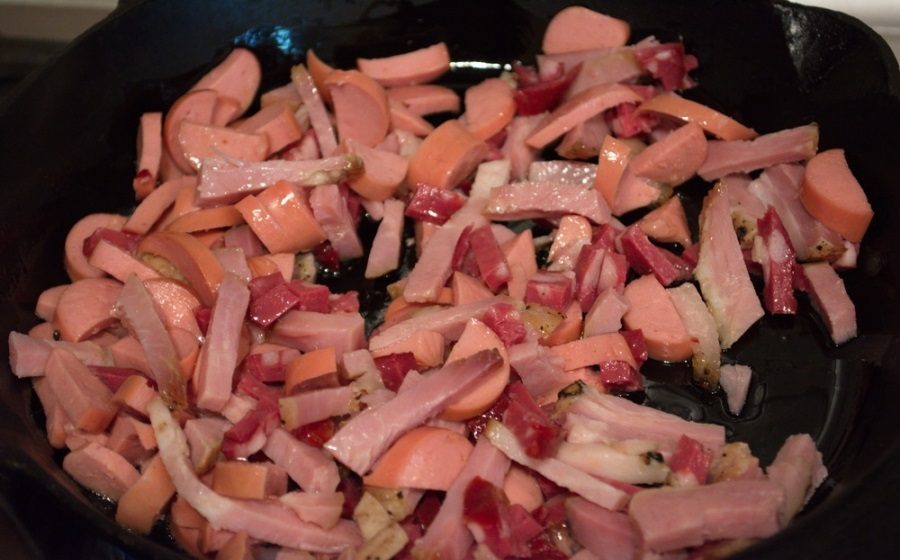 Обжаривание сосисок с колбасой Сосиски с колбасой на сковороде