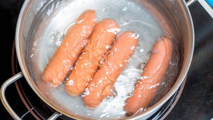 Отваривание сосисок для шаурмы Сосиски в кастрюле