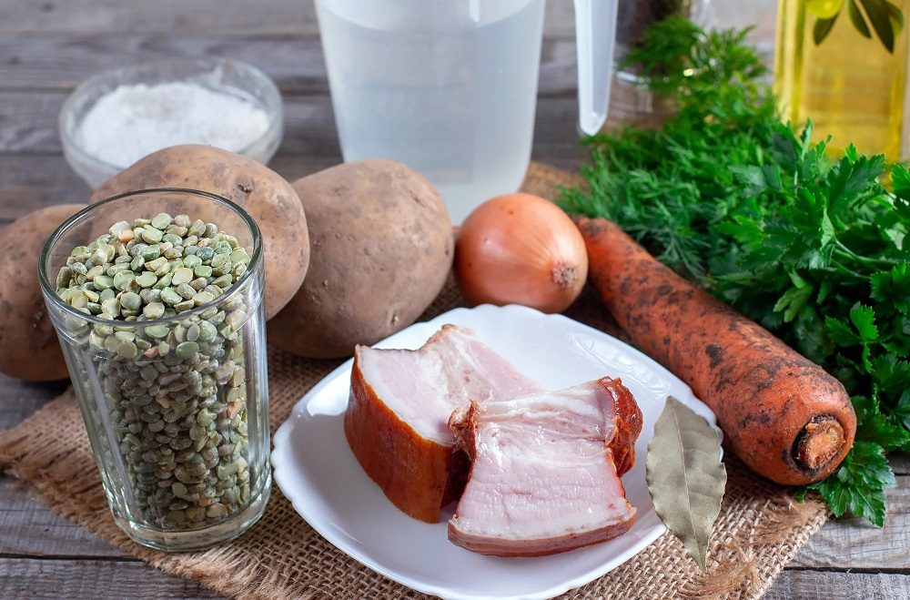 Основные ингредиенты для приготовления горохового супа с копчёной грудкой Состав горохового супа с грудинкой
