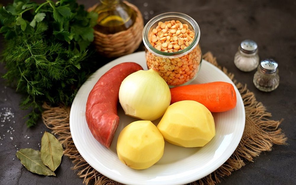 Ингредиенты для приготовления горохового супа с копчёной колбасой Состав горохового супа с колбасой