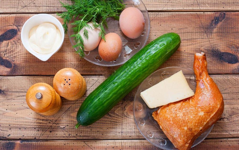 Ингредиенты для приготовления слоёного салата Состав салата с огурцом и сыром