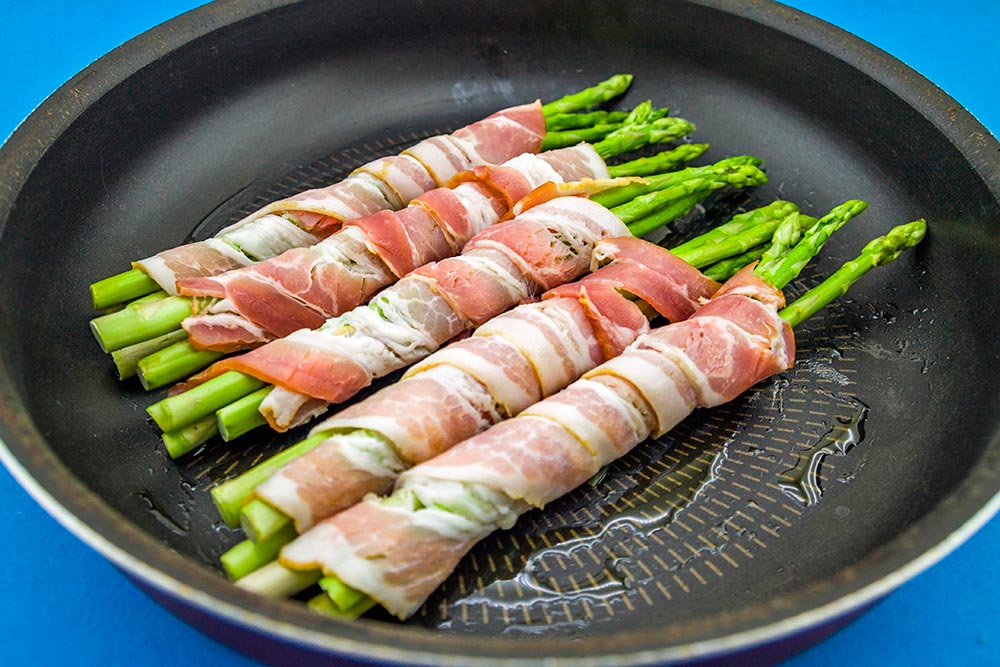 Спаржа в беконе на сковороде Спаржа в беконе