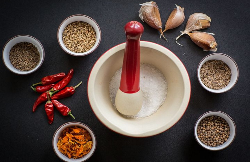 Пряности для посола рыбы В ступке соль, а вокруг разные специи