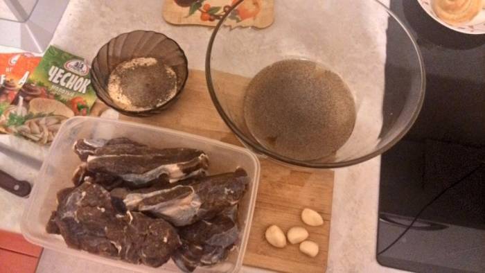 Ингредиенты для приготовления вяленого мяса косули Специи, чеснок, косуля