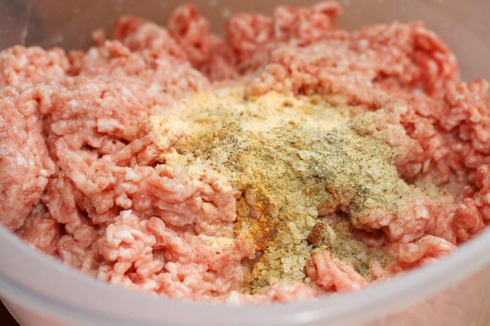 Замешивание фарша со специями Специи для фарша