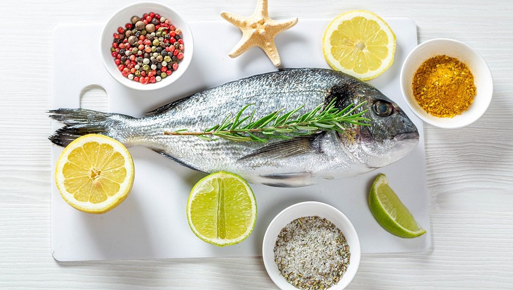 Натирание рыбы специями перед копчением в аэрогриле Специи для рыбы