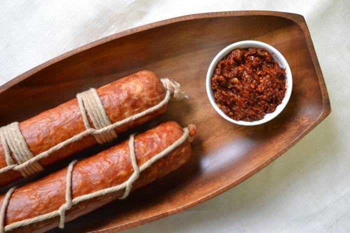 Специи для приготовления домашней колбасы Специи и две палки колбасы