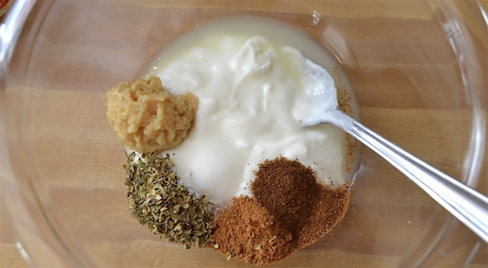 Смешивание специй с йогуртом Специи и йогурт для турецкой шаурмы