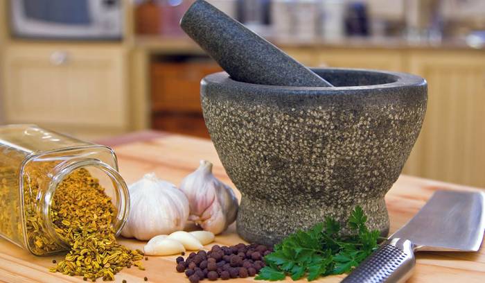 Измельчение специй в ступке Специи в ступке