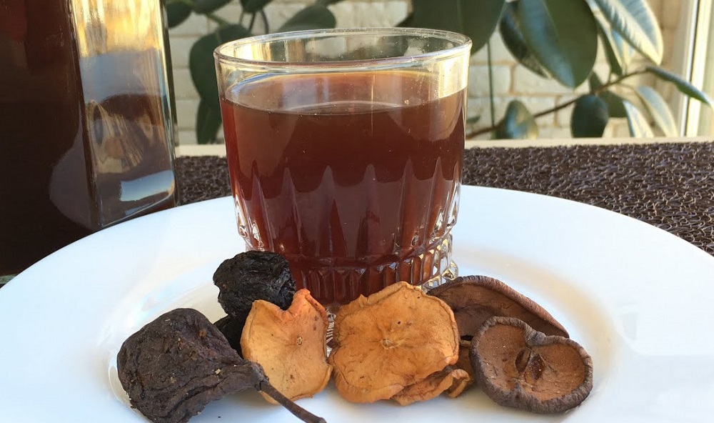 Компот, приготовленный из сухих груш и яблок Стакан с компотом из сушеных яблок и груш