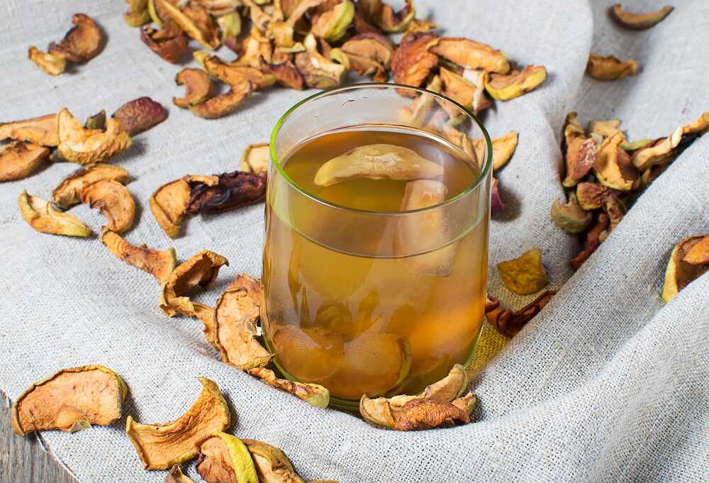 Узвар из сушеных фруктов Стакан с напитком из сухофруктов