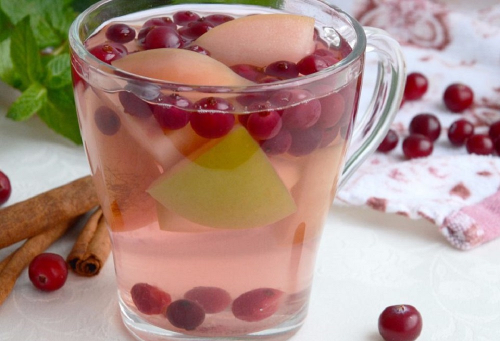 Напиток из яблок и клюквы Стакан яблочного компота с клюквой