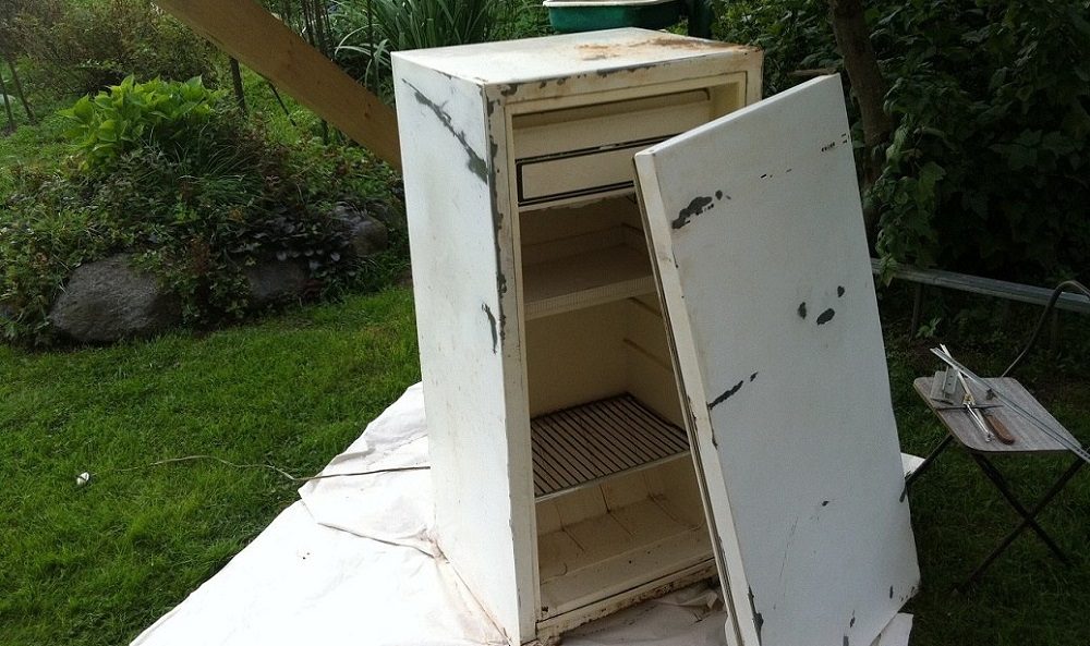 Выбор места для обустройства коптильни из холодильника Старый холодильник