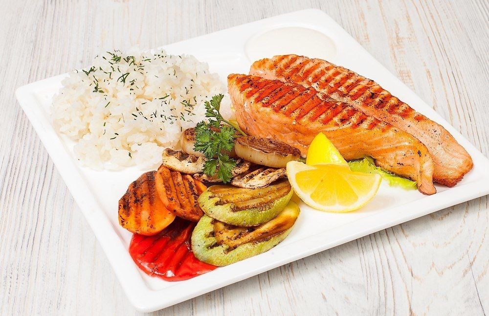 Стейк из форели с рисом и овощами Стейк форели с рисом