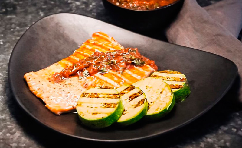 Стейк горбуши на гриле с кабачками Стейк горбуши