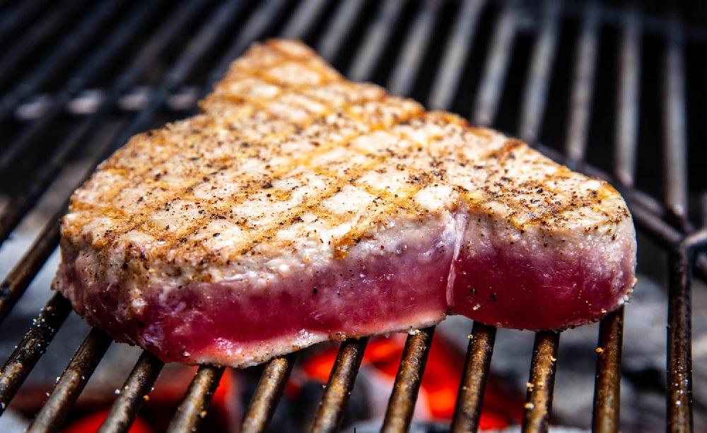 Приготовление стейка из тунца наугольном гриле Стейк из тунца на гриле