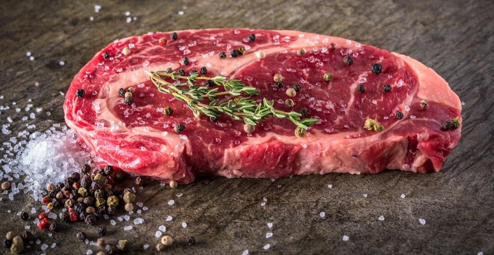 Обработка стейка Рибай солью и перцем Стейк со специями и солью