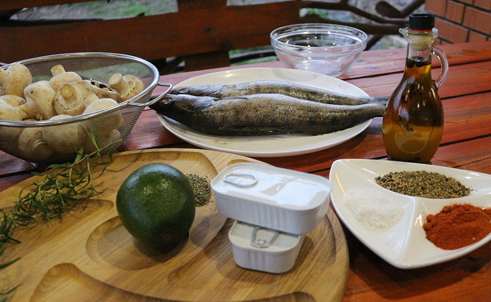 Рабочее место повара готово, всё на своих местах Судачок в окружении специй и масла