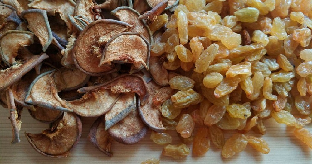 Изюм с высушенными яблоками для компота Сухие яблоки и изюм на столе