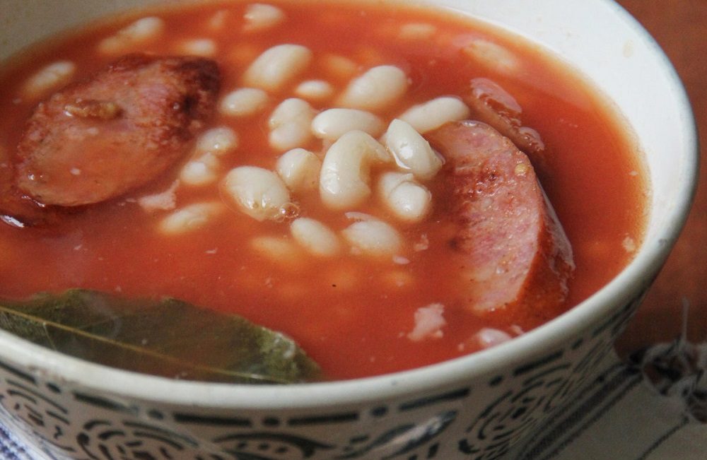 Суп с копчёной колбасой и фасолью Суп с фасолью и колбасой