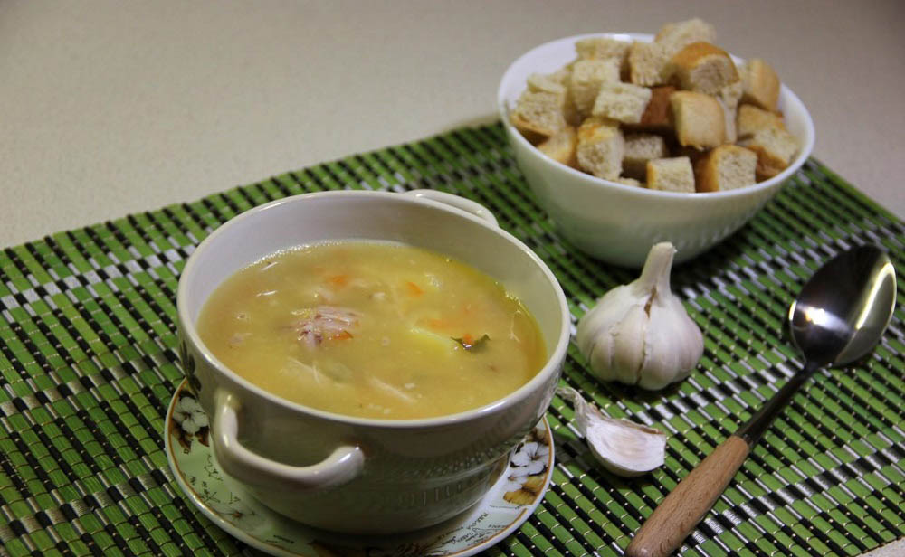 Гороховый суп с копчёной курицей и свиными рёбрышками Суп с курицей и рёбрышками