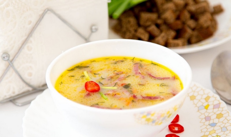 Суп с сыром и копчёной колбасой Суп с сыром и колбасой