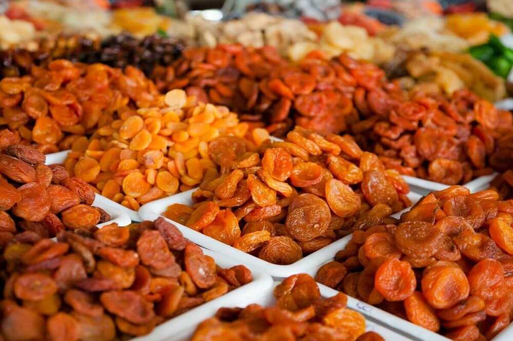 Абрикосы, высушенные разными способами Сушеные абрикосы разных цветов