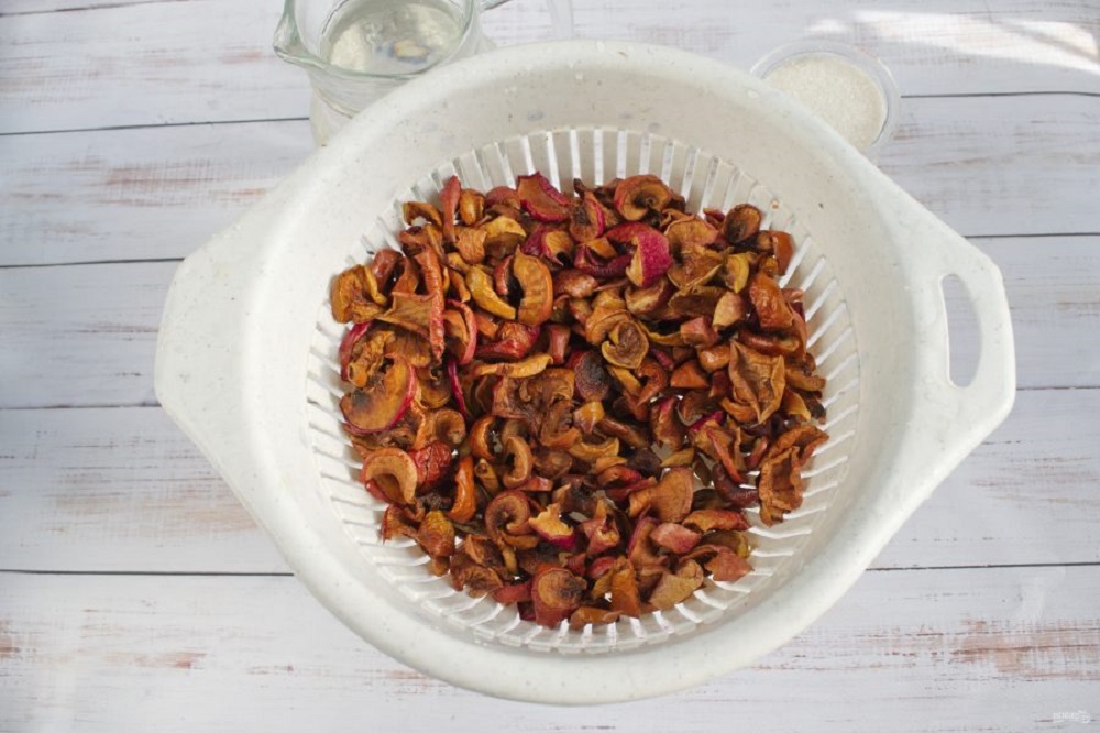 Дуршлаг с сухофруктами Сушеные яблоки в дуршлаге